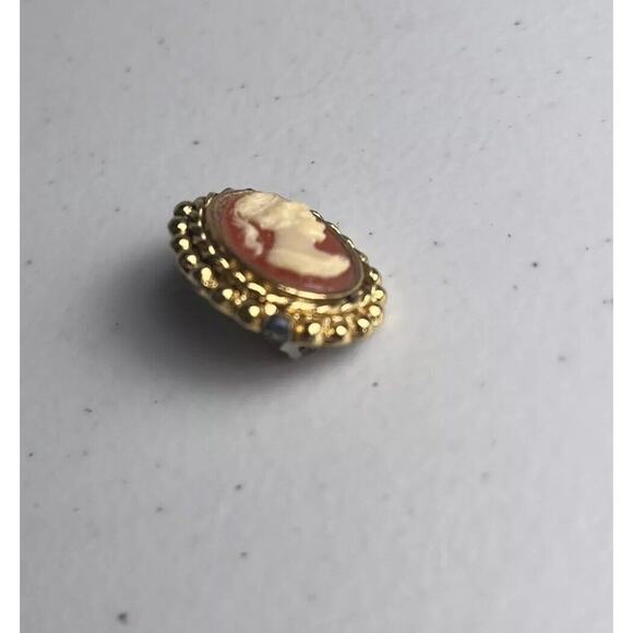 Vintage Cameo Brooches Ornate Gold Tone Oval Carved Resin Pin Jewelry Lot of 2 - Picture 10 of 13